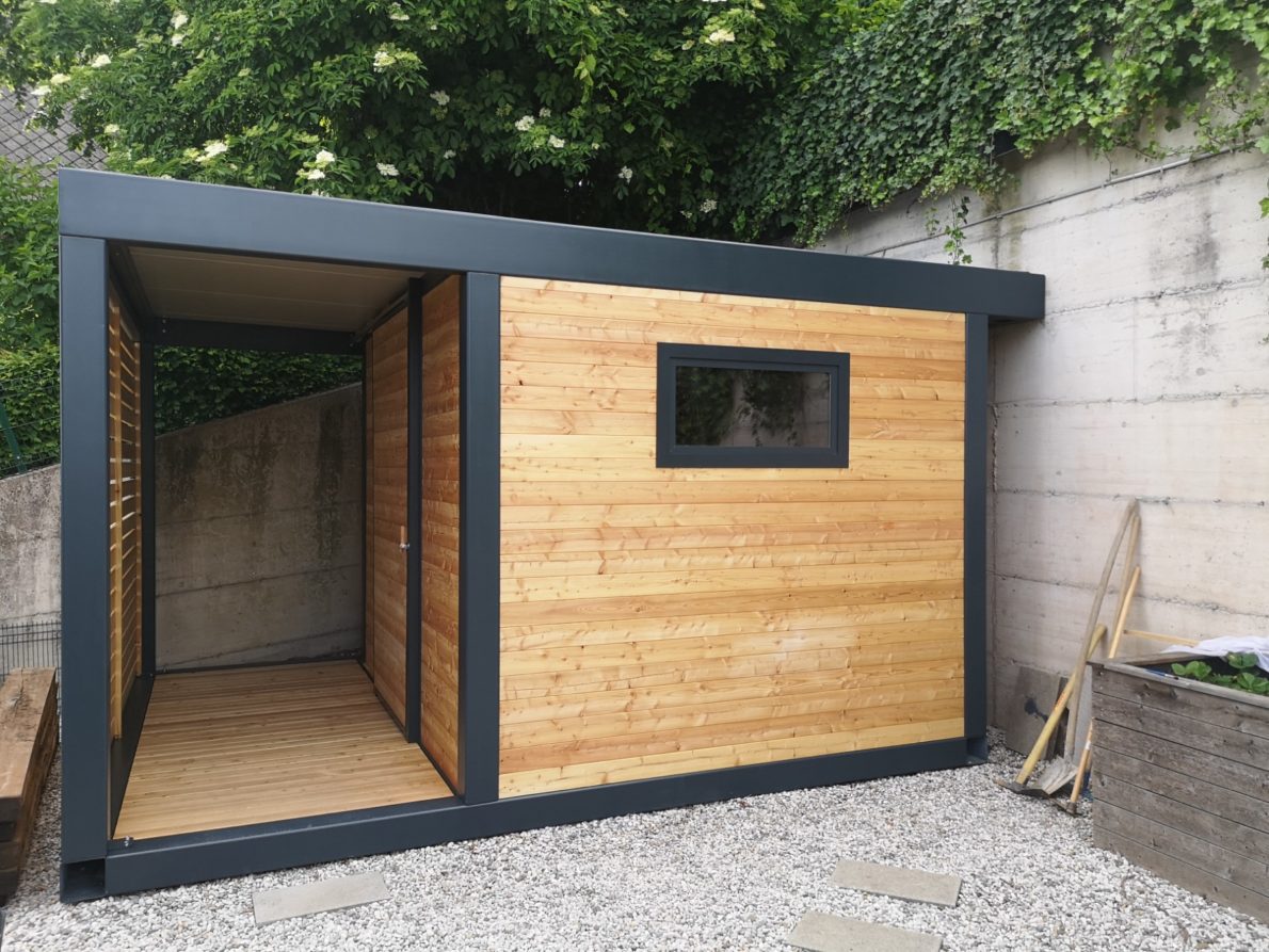 Kovinski nadstrešek z lopo v obliki hiške in lesenimi polnili