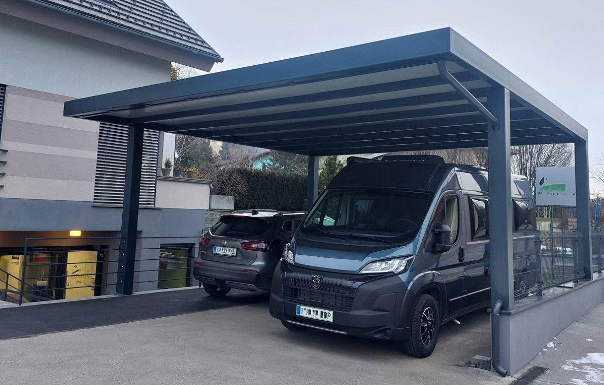 KUBO nadstrešek za avto z jekleno konstrukcijo, trapezno kritino in antracit barvo, izdelan po meri