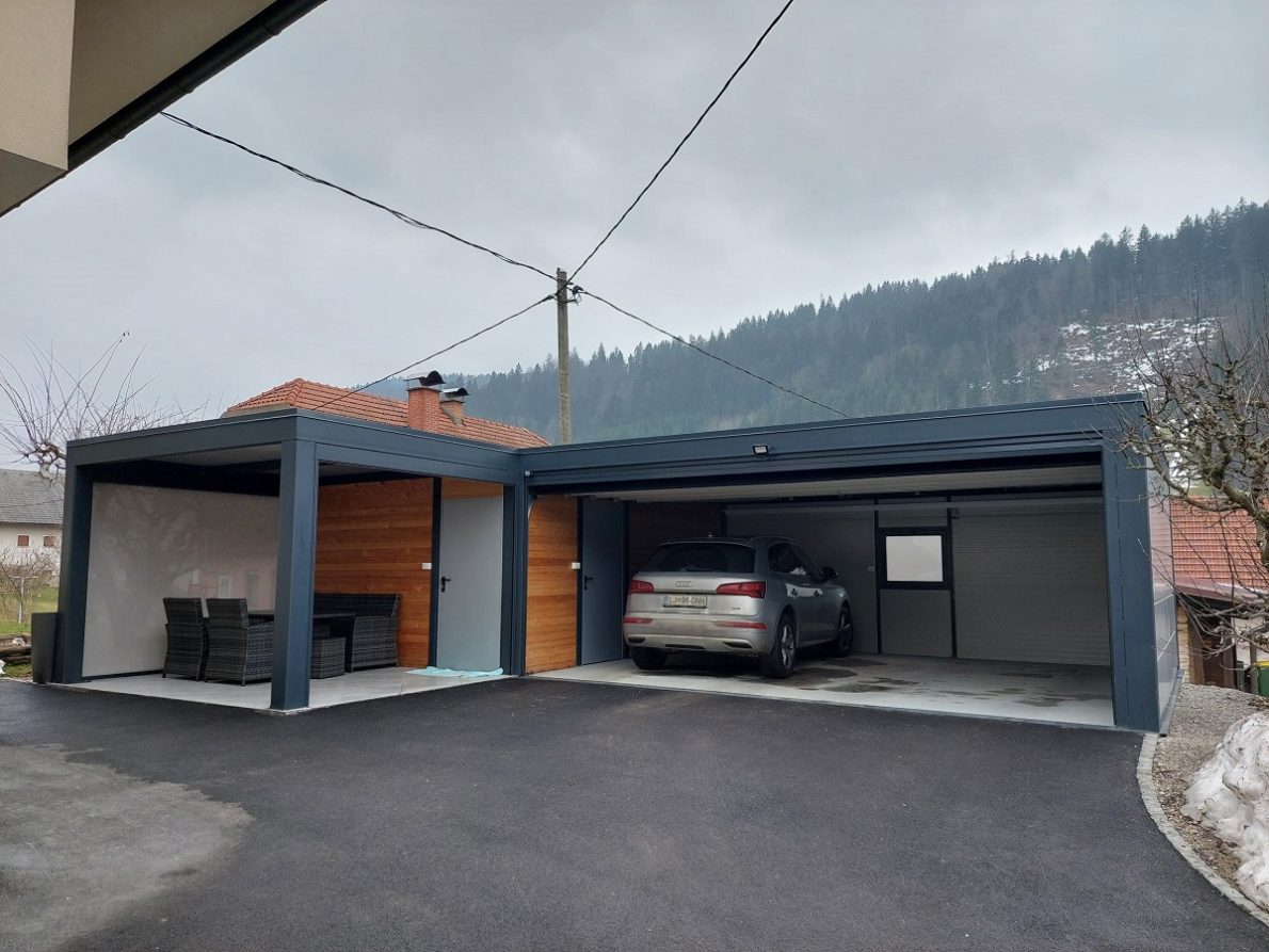 Kovinski nadstrešek s shrambo in lesenimi polnili s senčili