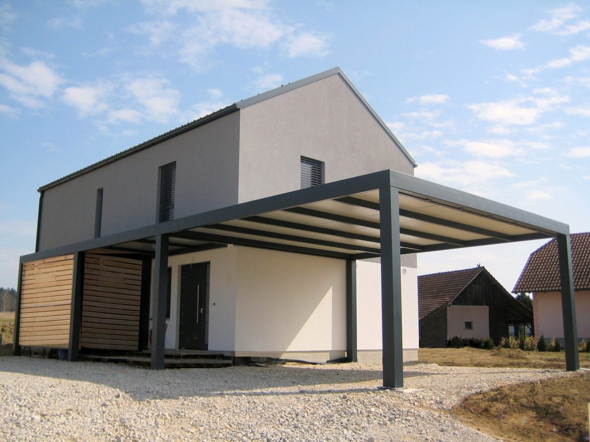 Kovinski nadstrešek ob hiši z lopo