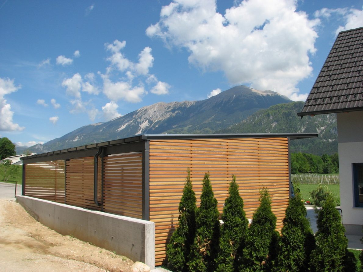 Kovinski nadstrešek za dva avtomobila z lopo in polnili iz lesenih letvic