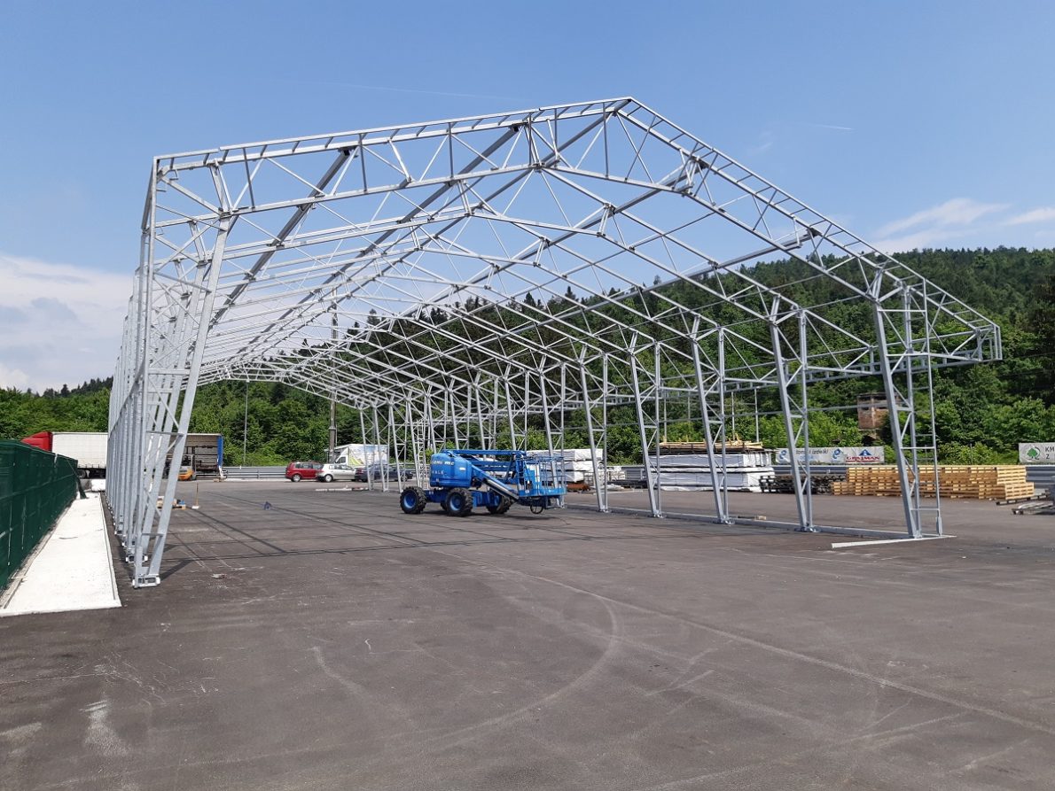 Hala iz jeklene konstrukcije s sodobno industrijsko zasnovo