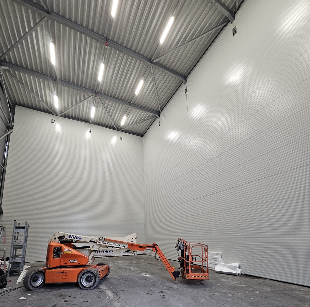 Hala iz jeklene konstrukcije, zaprta s paneli