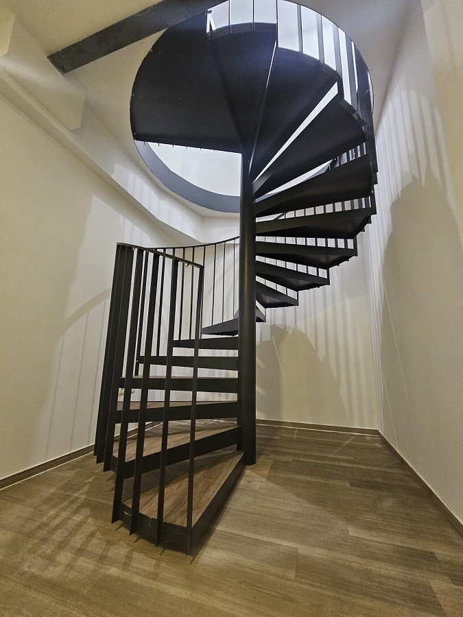 Jeklena konstrukcija za stopnice in ograja