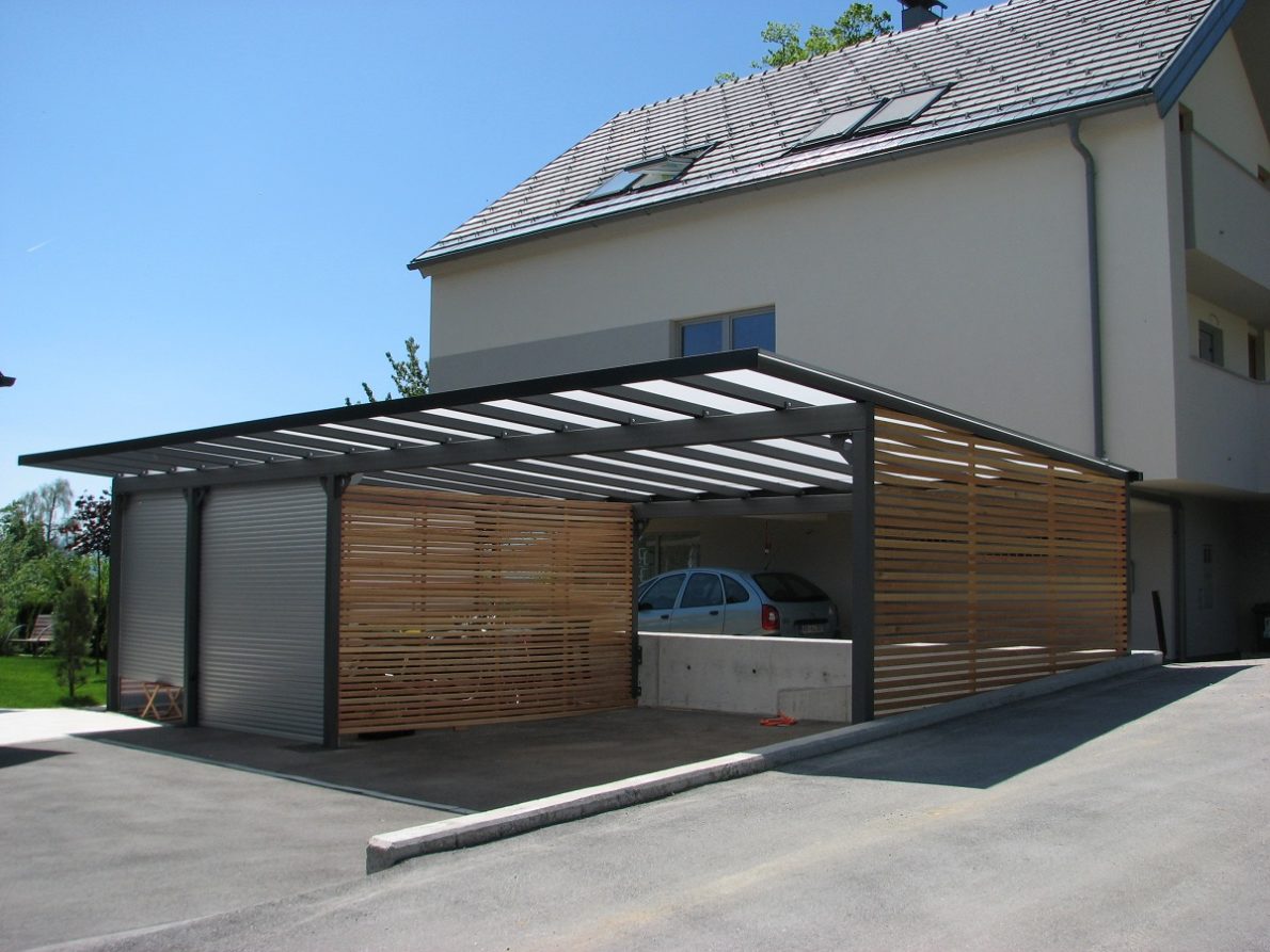 Kovinski nadstrešek z lopo in polnili iz sibirskega macesna z dvižnimi vrati