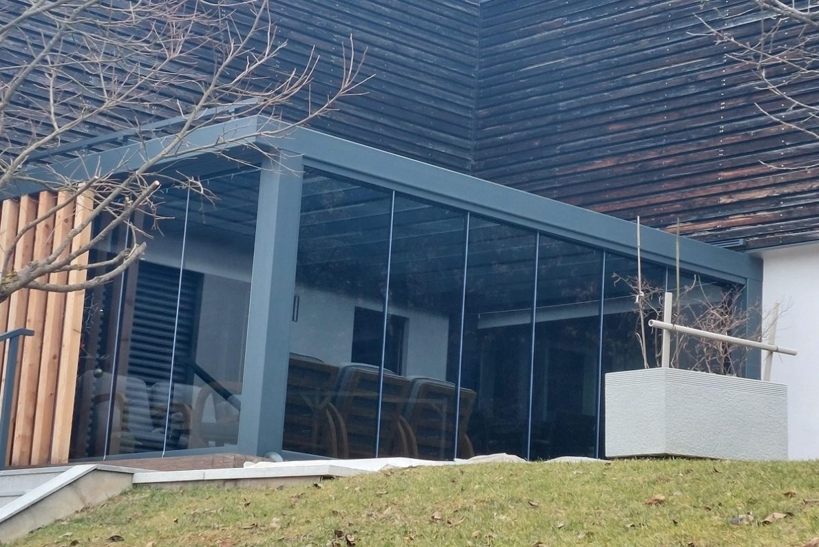 Kubo nadstrešek za teraso z drsno stekleno steno