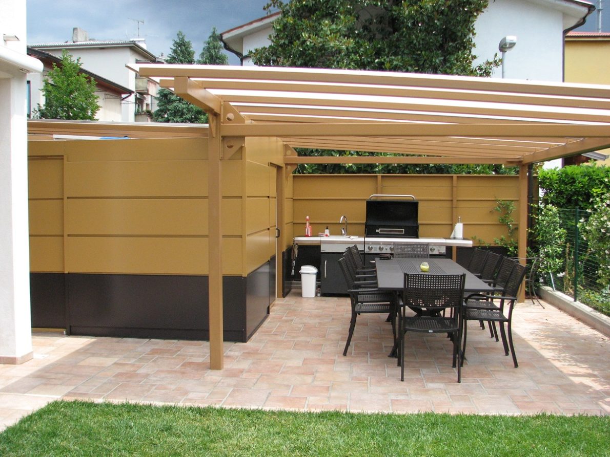 Kovinski nadstrešek z lopo in polnili, barvanimi v želeni barvi