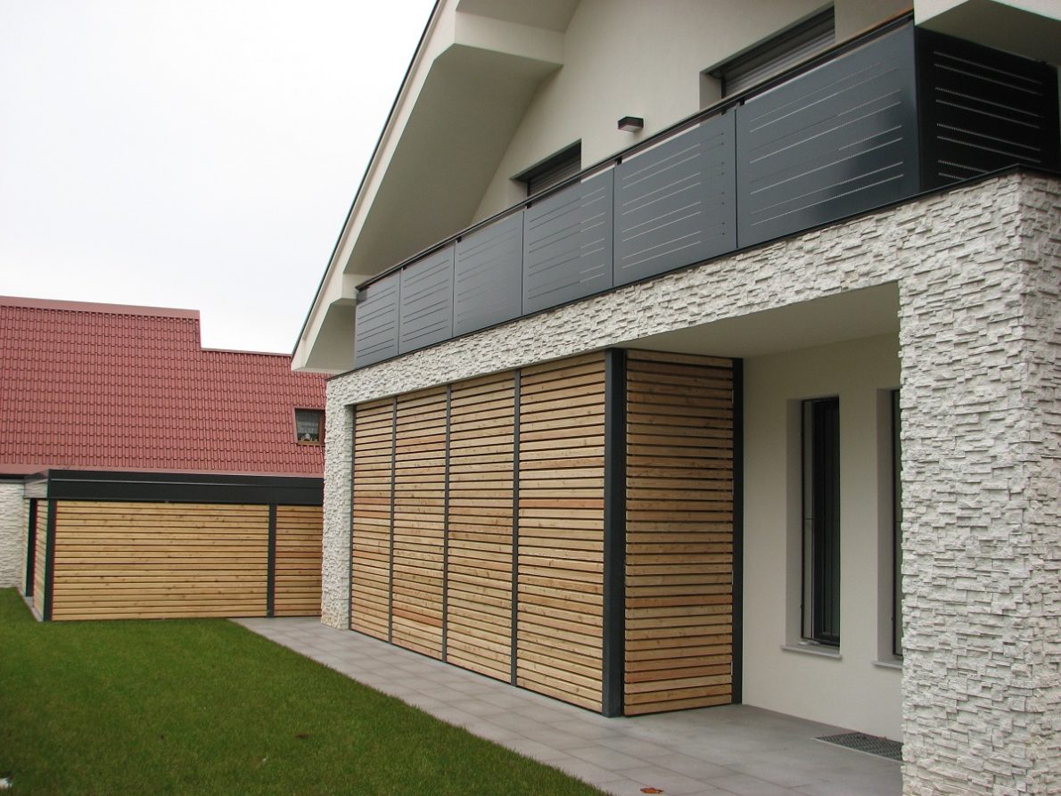 Zaprti del pod balkonom z lesenimi polnili iz sibirskega lesa in kovinsko konstrukcijo