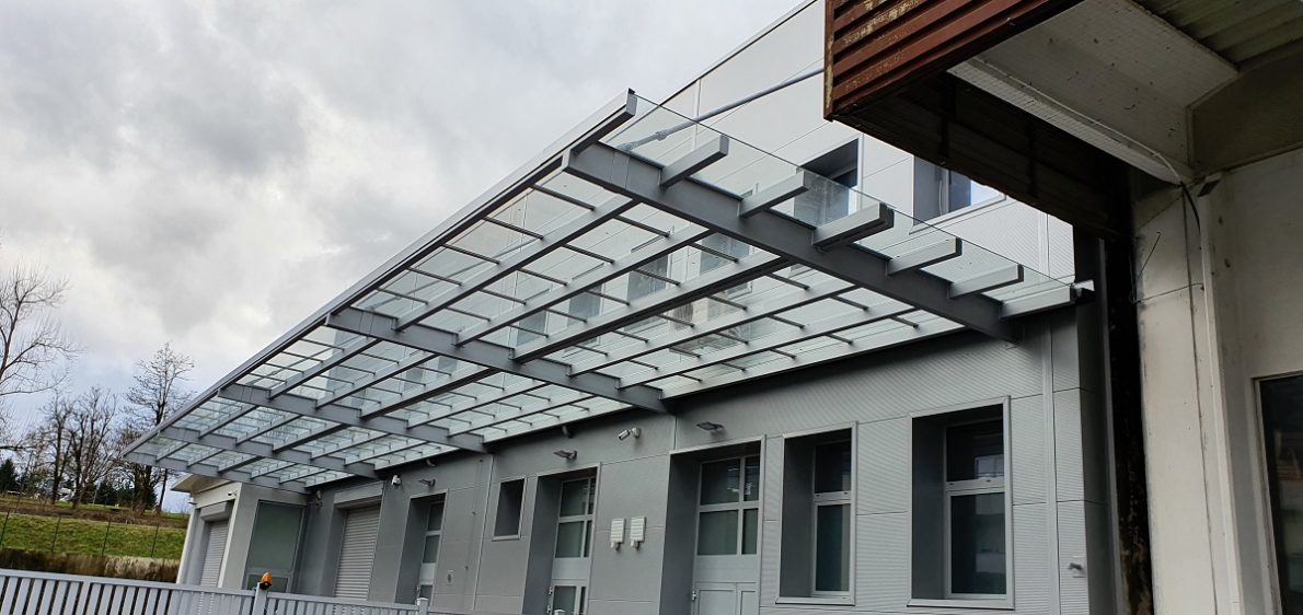 Prozorna streha nad vhodom, kovinska konstrukcija