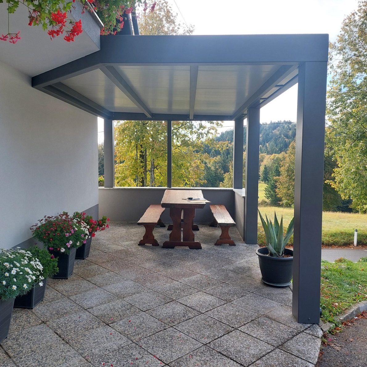 Kovinski nadstrešek po meri za teraso z jekleno konstrukcijo in ravno streho