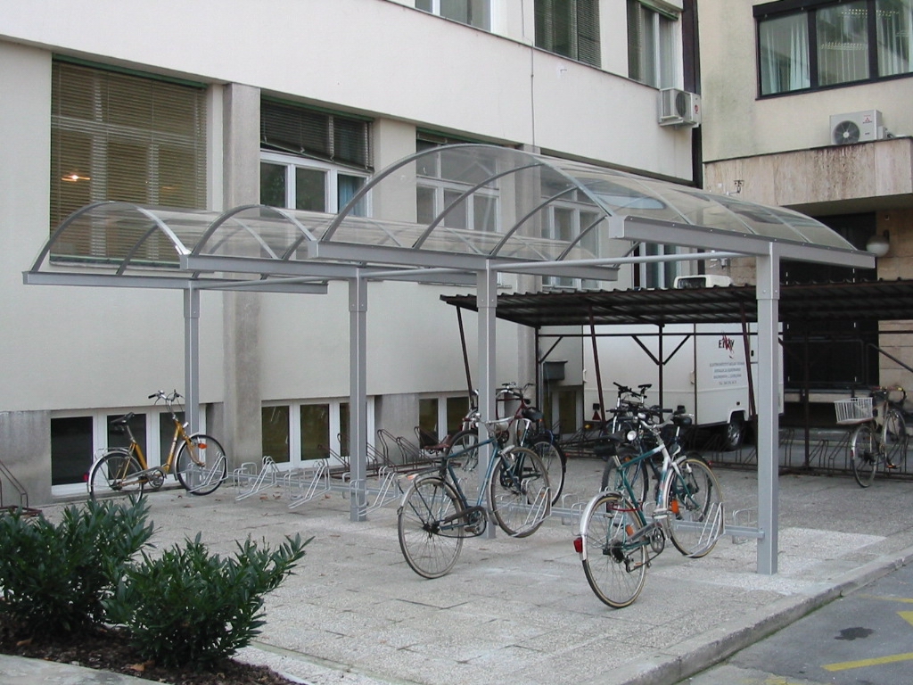 Manjši jekleni nadstrešek za kolesa v liniji več enakih kolesarnic