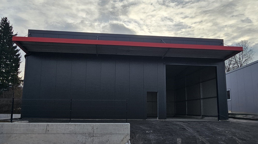 Kovinska konstrukcija za stopnice in ograja