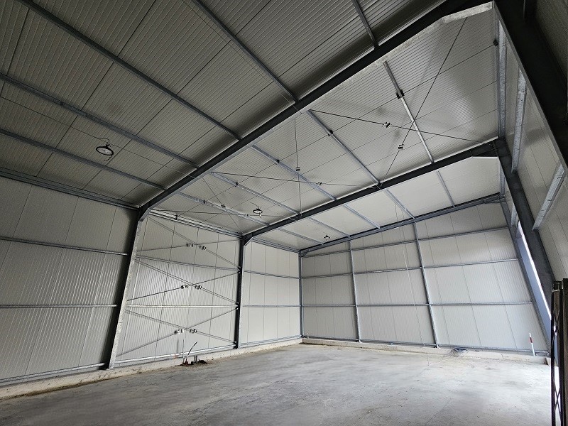 Industrijska jeklena konstrukcija s sivimi panelnimi stenami