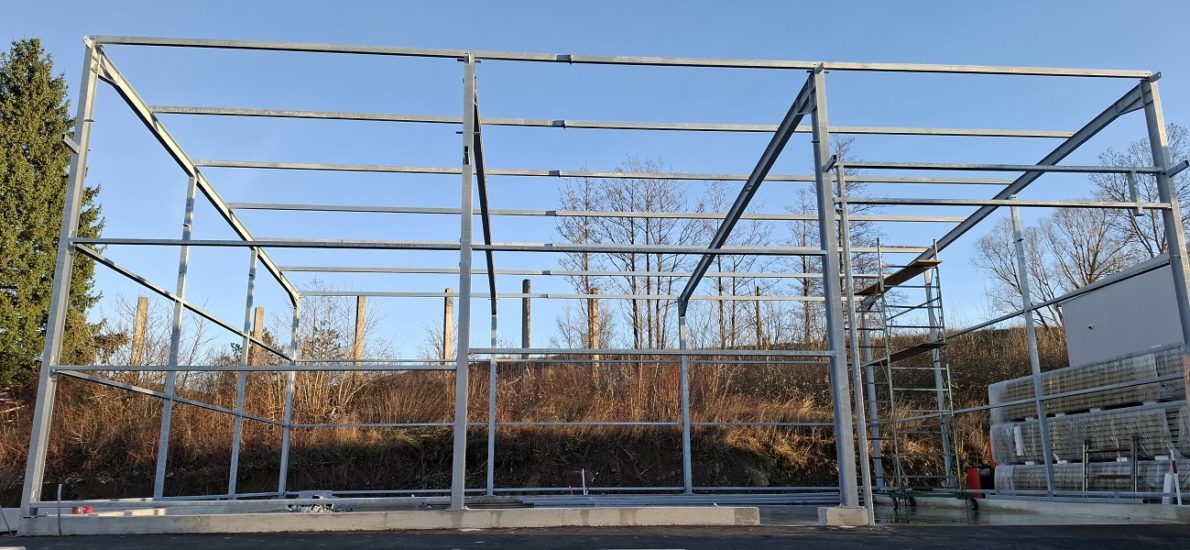 Jeklena nosilna konstrukcija industrijske hale brez obloge