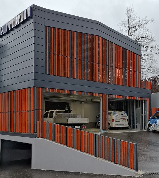 Sodobna jeklena hala z vertikalno kovinsko fasadno oblogo in garažnimi prostori