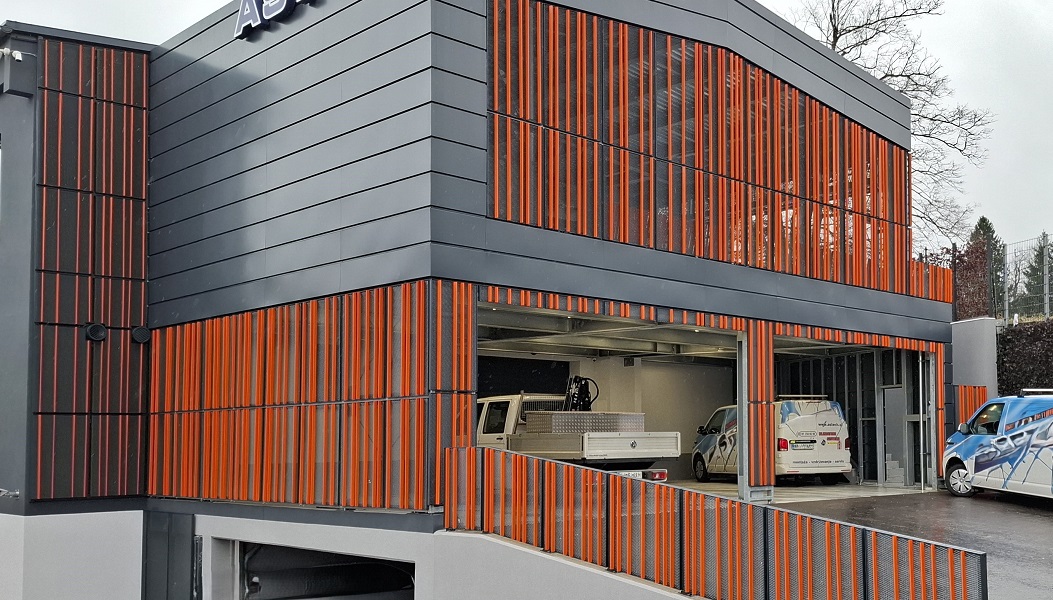 Sodoben industrijski objekt s kovinsko fasado in vertikalnimi lamelami